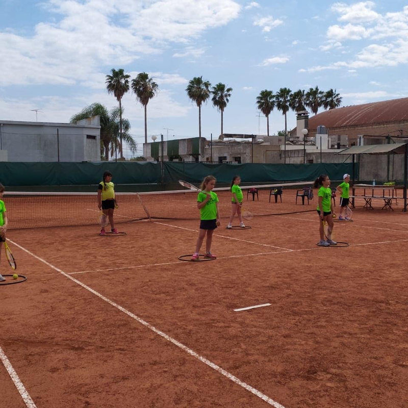 BROWN - Comenzaron a practicar los chicos menores en el Tenis de Brown.