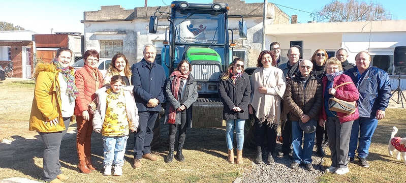 Colonia Margarita Adquirió un Nuevo Tractor para Mejorar la Infraestructura Rural