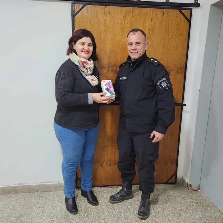 LA COMUNA DE COLONIA MARGARITA HIZO ENTREGA DE UN EQUIPO CELULAR AL JEFE DE LA COMISARÍA DE LA LOCALIDAD